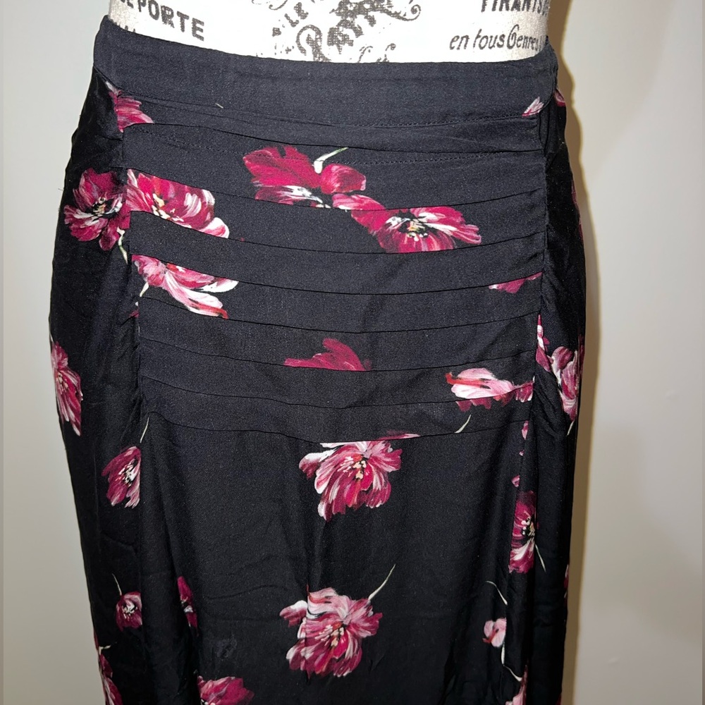 Nicholas Floral Ruched Raw Silk Midi Skirt
Size 10 - Picture 6 of 11